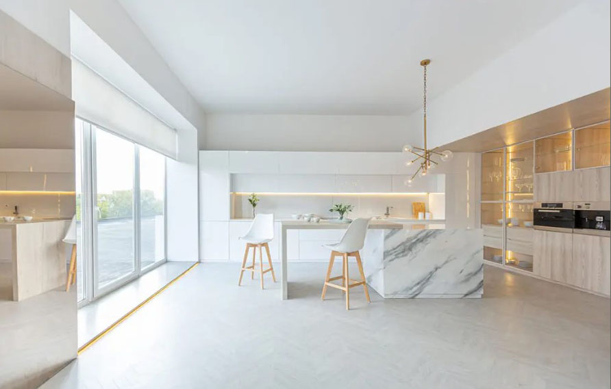 Exemplo de cozinha minimalista com amplos espaços de circulação.