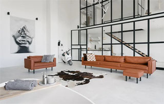 Sala de estar com decoração moderna que soube aproveitar bem o amplo espaço disponível