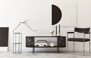 Muitos elementos modernos no mobiliário dessa sala de estar, que além de terem sua funcionalidade, também são decorativos