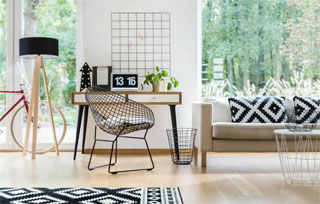 Sala de estar escandinava onde foram usados tons de preto e branco em elementos decorativos para agregar mais personalidade ao ambiente.